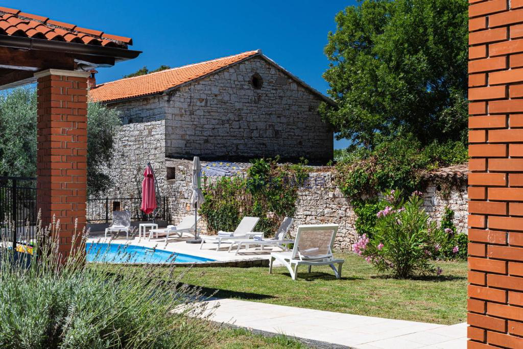 Villa con piscina in un tranquillo villaggio, vicino a Parenzo, in Istria