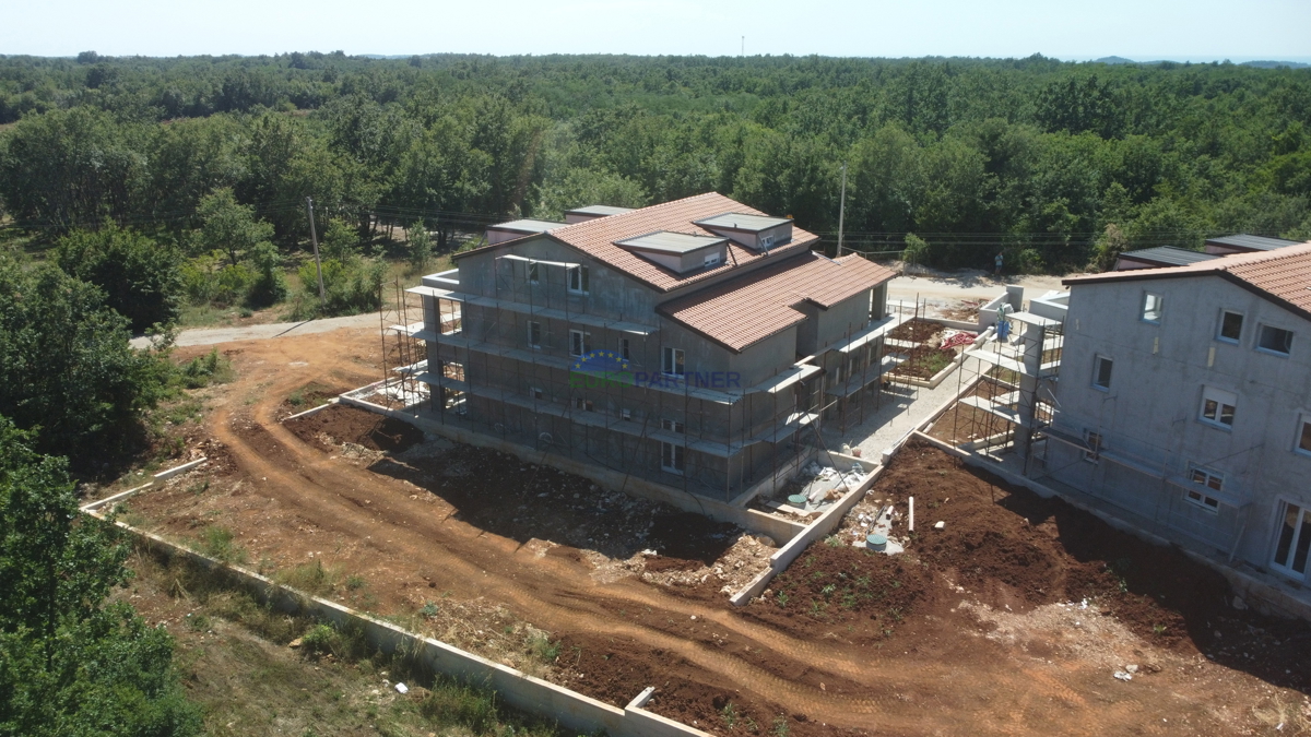 Istria, appartamento al piano terra con giardino in una posizione tranquilla vicino a Parenzo