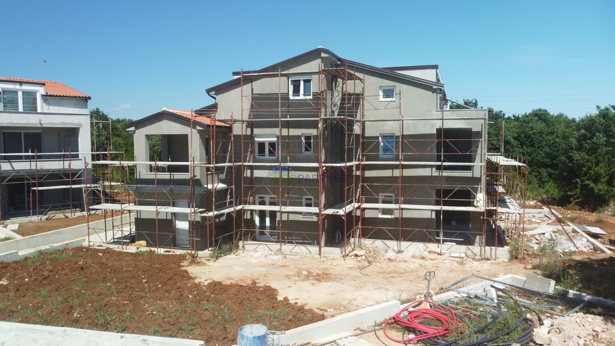 Istria, appartamento al piano terra con giardino in una posizione tranquilla vicino a Parenzo