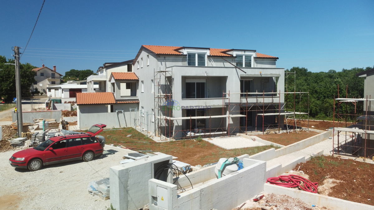 Istria, appartamento al piano terra con giardino in una posizione tranquilla vicino a Parenzo