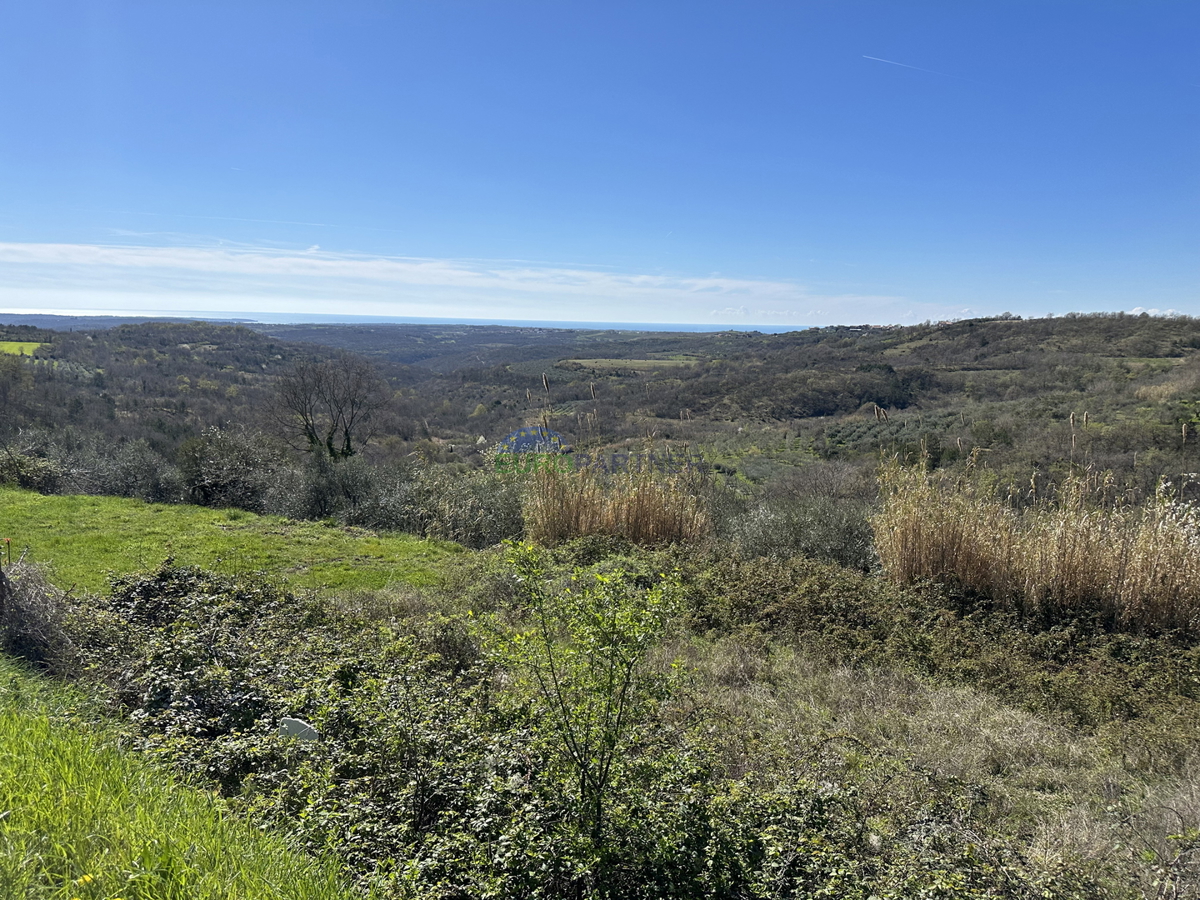 Istra, nei dintorni di Buja, terreno edificabile con permesso di costruzione valido e vista mare.