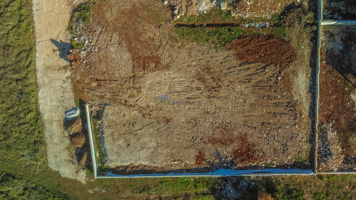 Terreno edificabile 1000 m2, periferia di Poreč