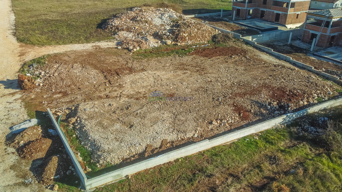 Terreno edificabile 1000 m2, periferia di Poreč