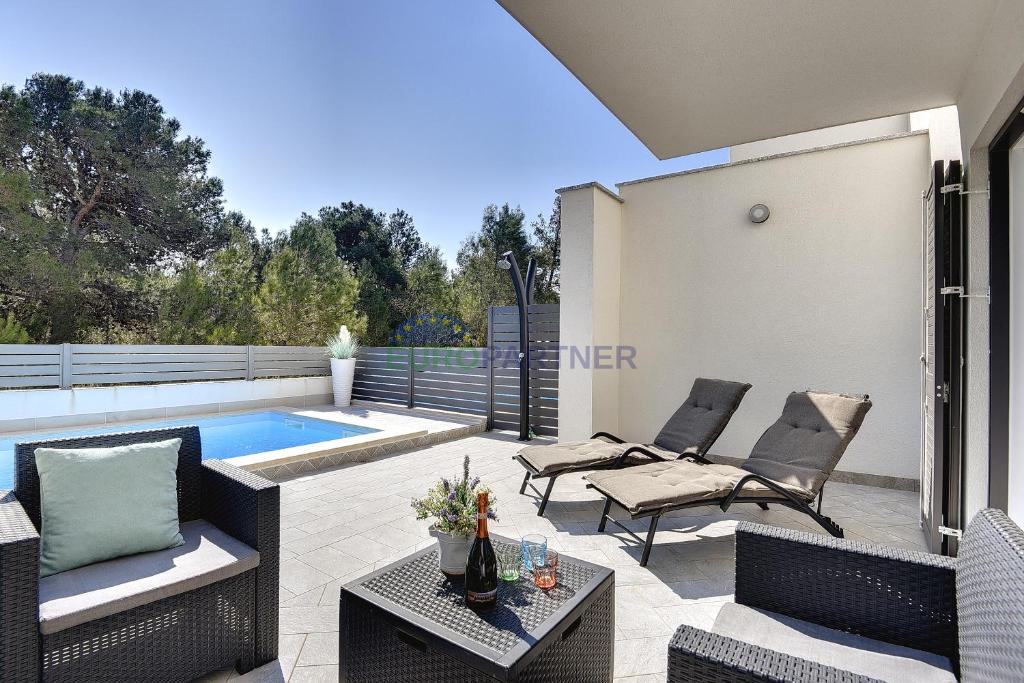 Istra, Ližnjan, moderna villa duplex con piscina