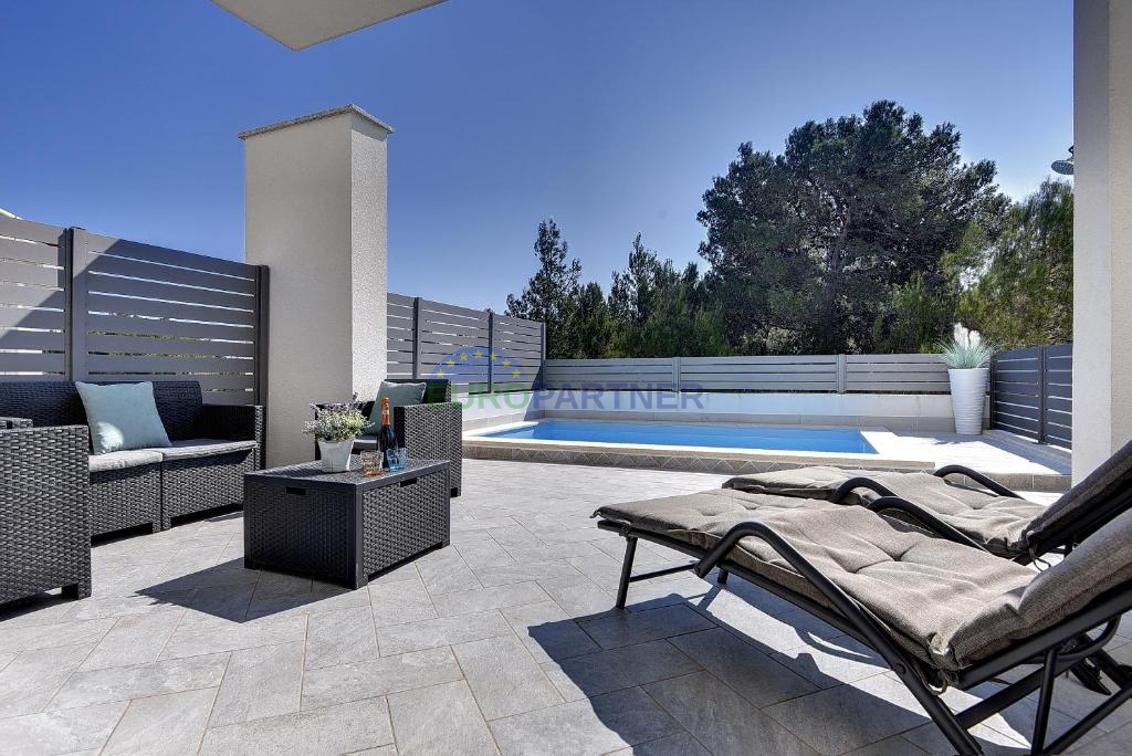 Istra, Ližnjan, moderna villa duplex con piscina