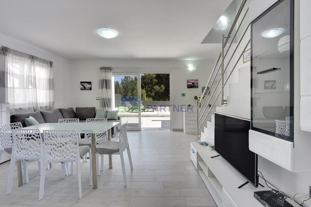 Istra, Ližnjan, moderna villa duplex con piscina