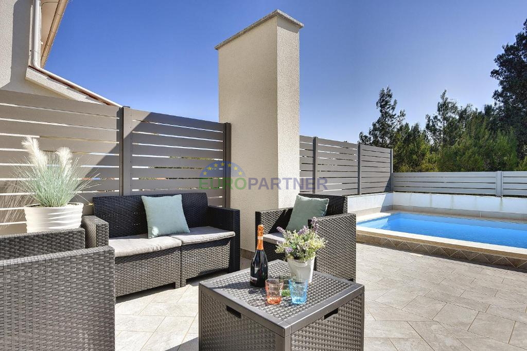 Istra, Ližnjan, moderna villa duplex con piscina