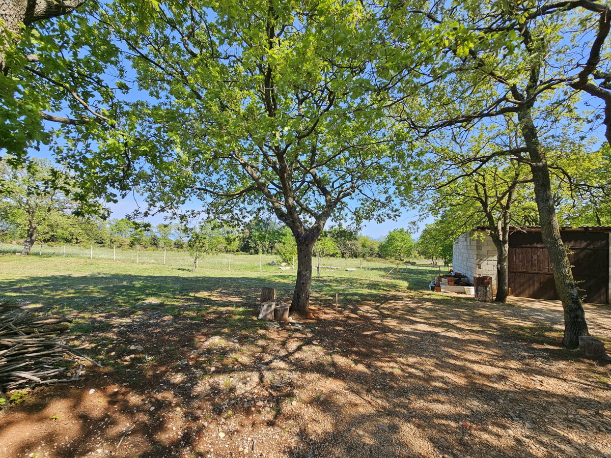 Terreno agricolo con edificio registrato nelle vicinanze di Pola
