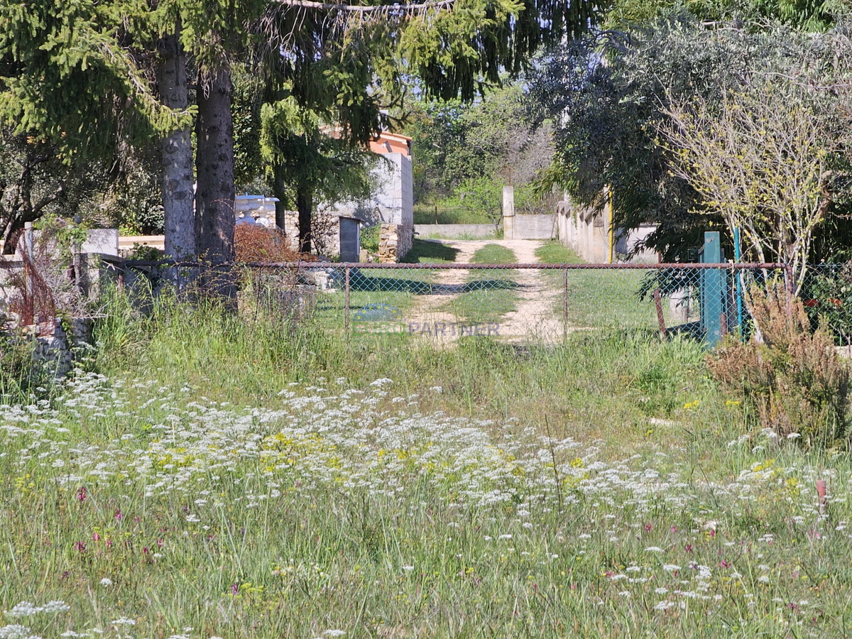 Terreno agricolo con edificio registrato nelle vicinanze di Pola