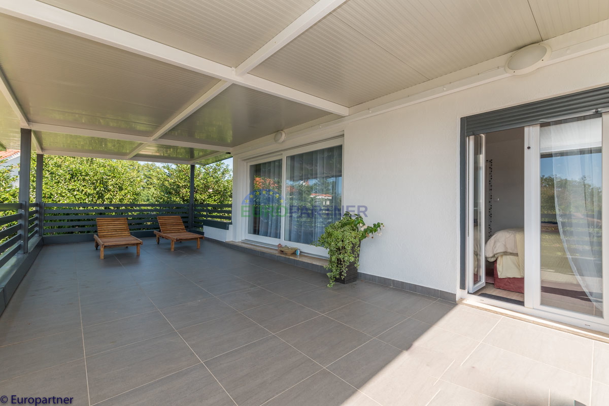 Una bella casa con giardino vicino a Parenzo