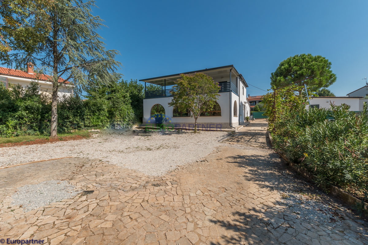 Una bella casa con giardino vicino a Parenzo