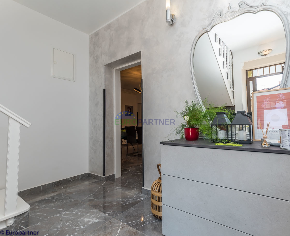 Una bella casa con giardino vicino a Parenzo