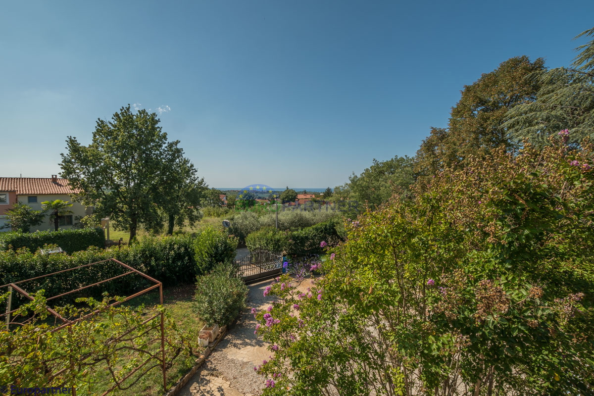 Una bella casa con giardino vicino a Parenzo