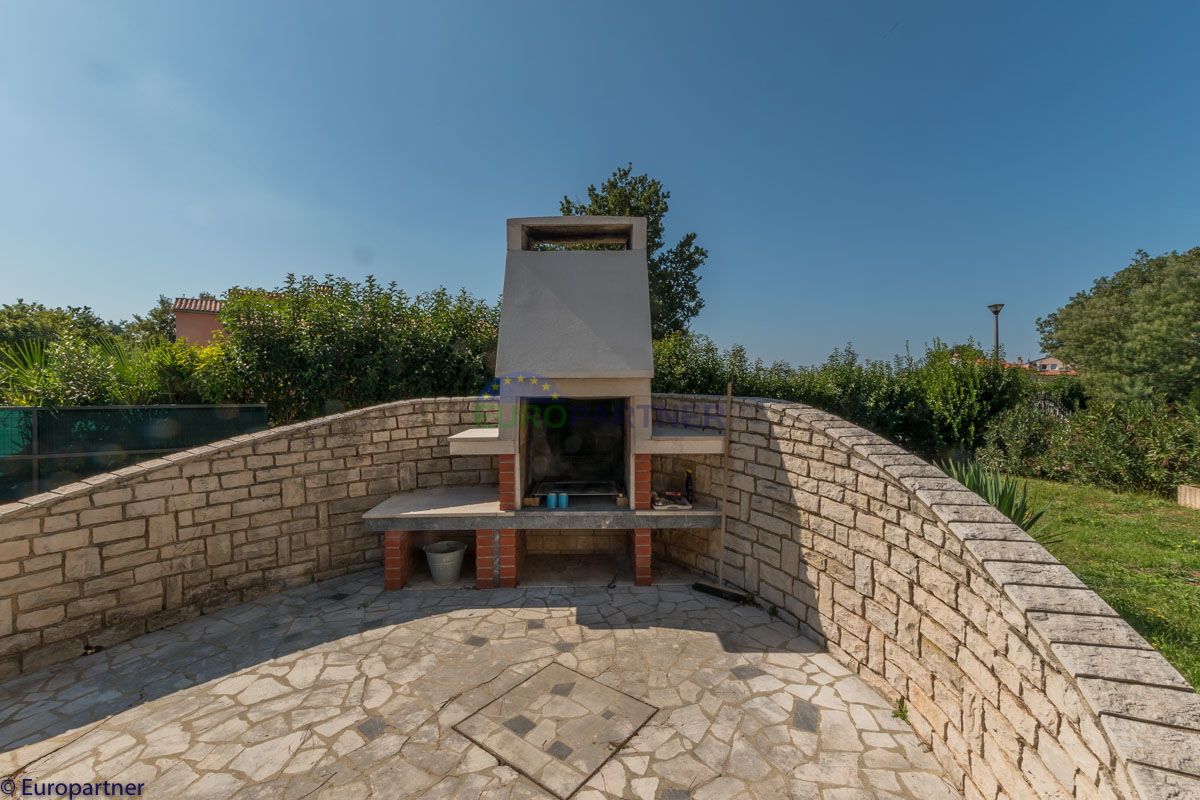 Una bella casa con giardino vicino a Parenzo