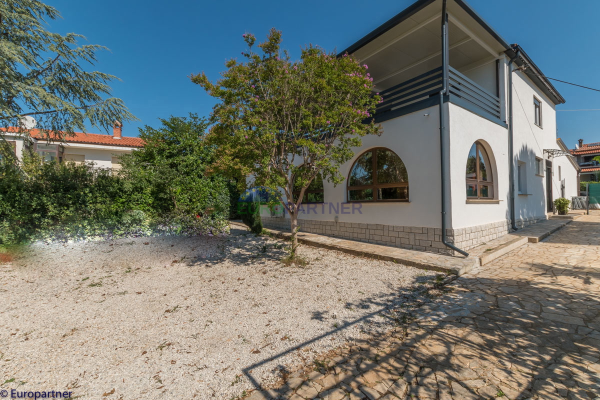 Una bella casa con giardino vicino a Parenzo