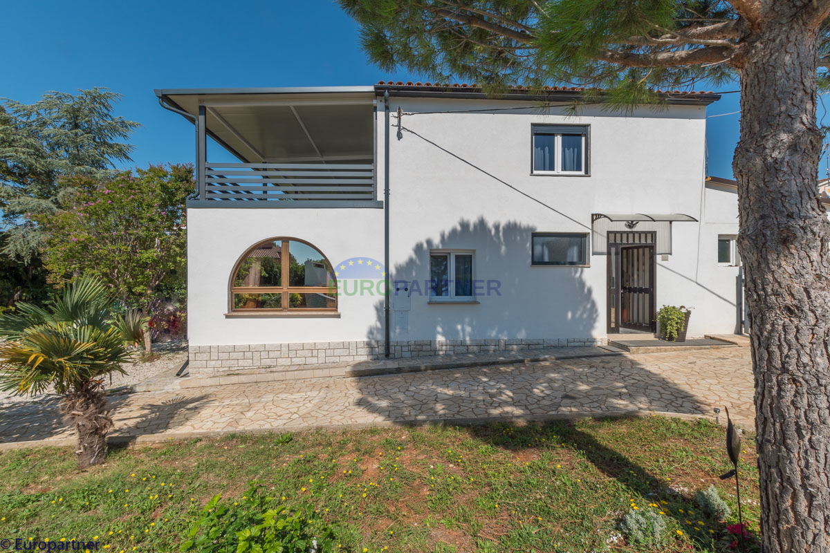 Una bella casa con giardino vicino a Parenzo