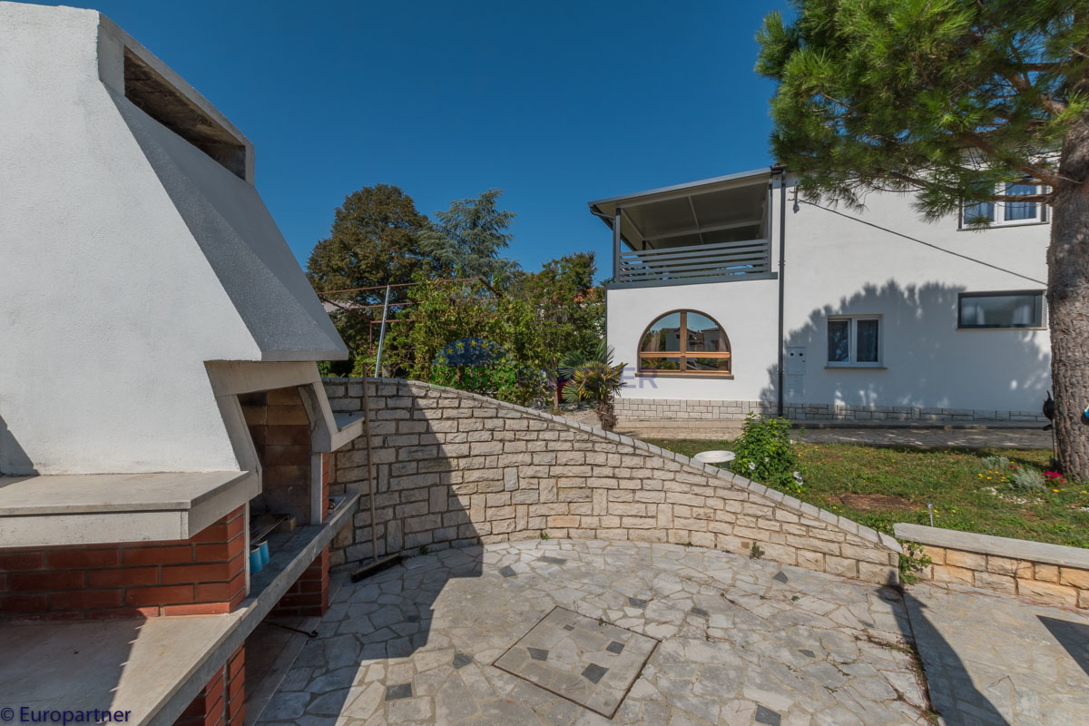 Una bella casa con giardino vicino a Parenzo