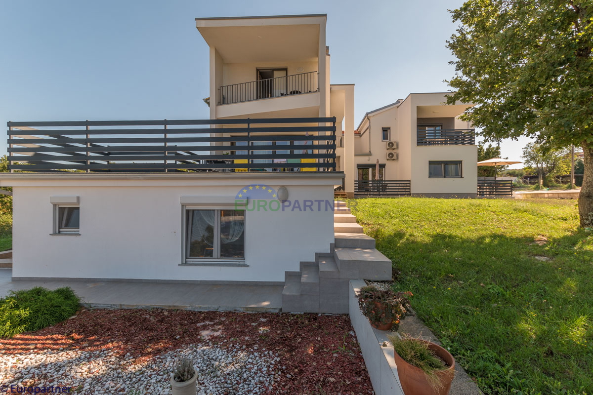Bella casa con appartamenti e vista mare