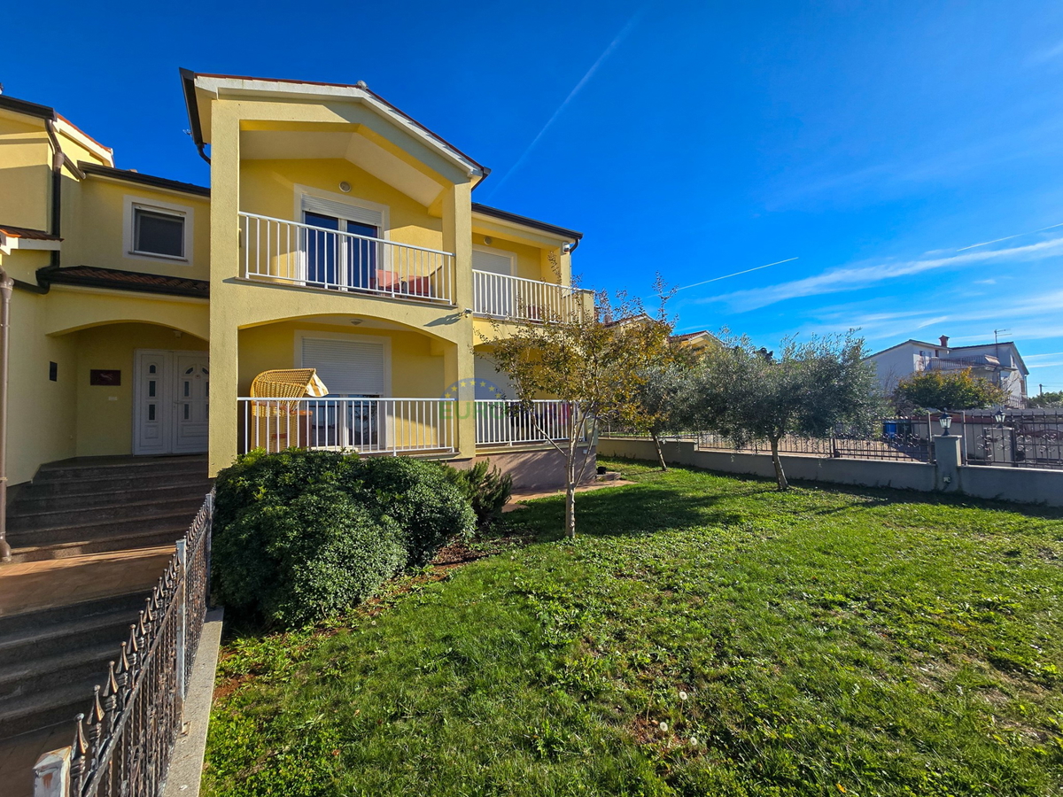 Bella casa a schiera con vista mare, nei dintorni di Poreč.