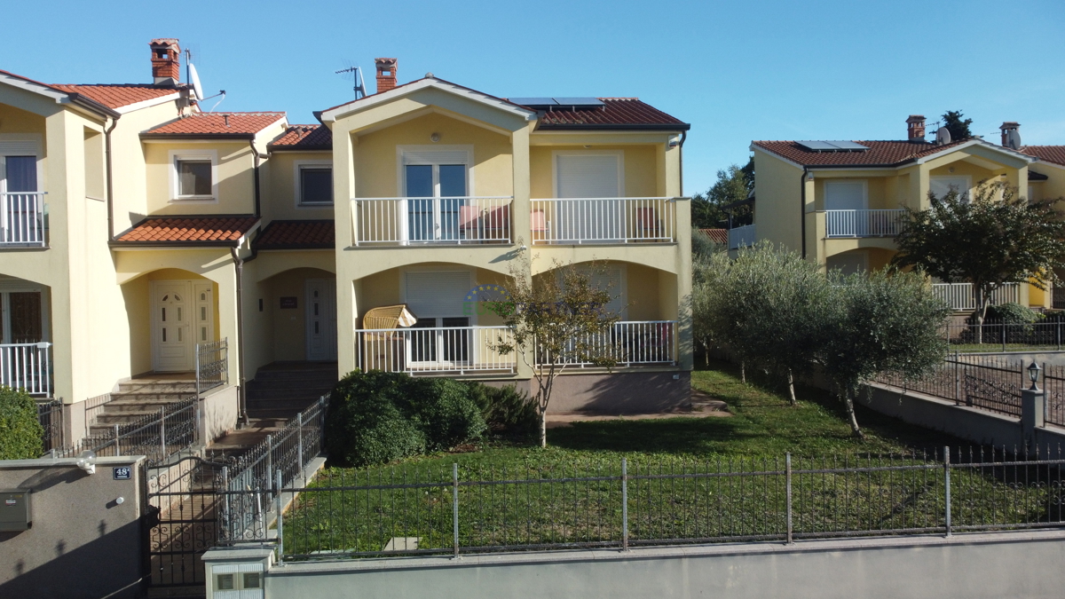 Bella casa a schiera con vista mare, nei dintorni di Poreč.