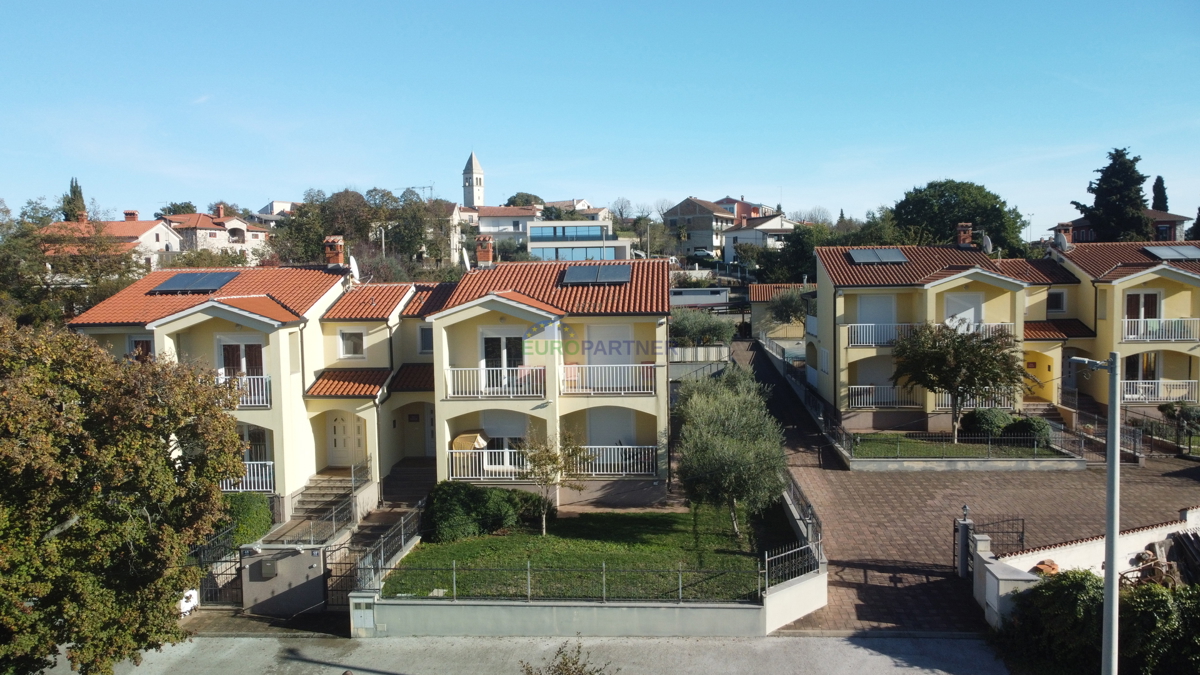 Bella casa a schiera con vista mare, nei dintorni di Poreč.