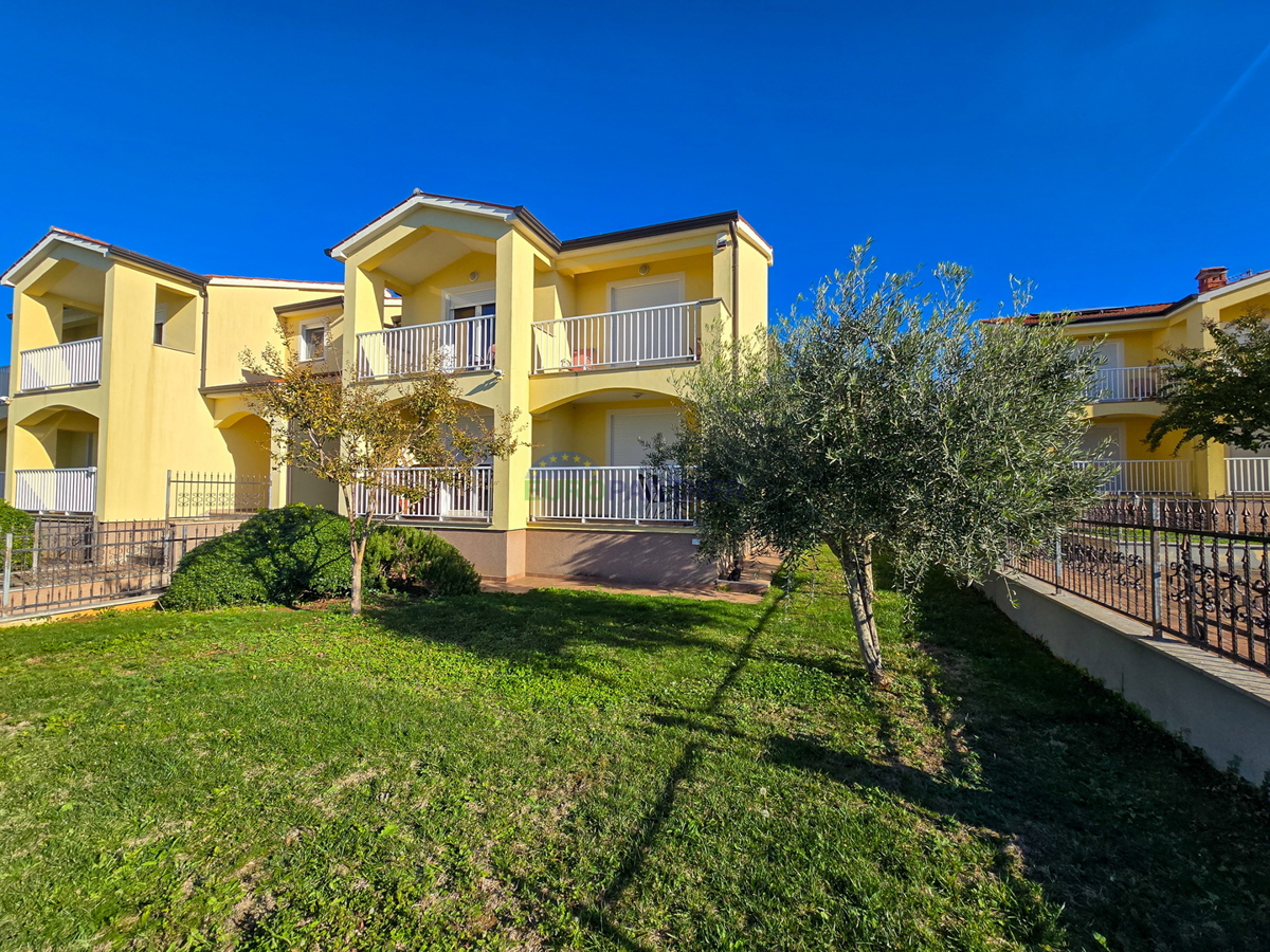 Bella casa a schiera con vista mare, nei dintorni di Poreč.