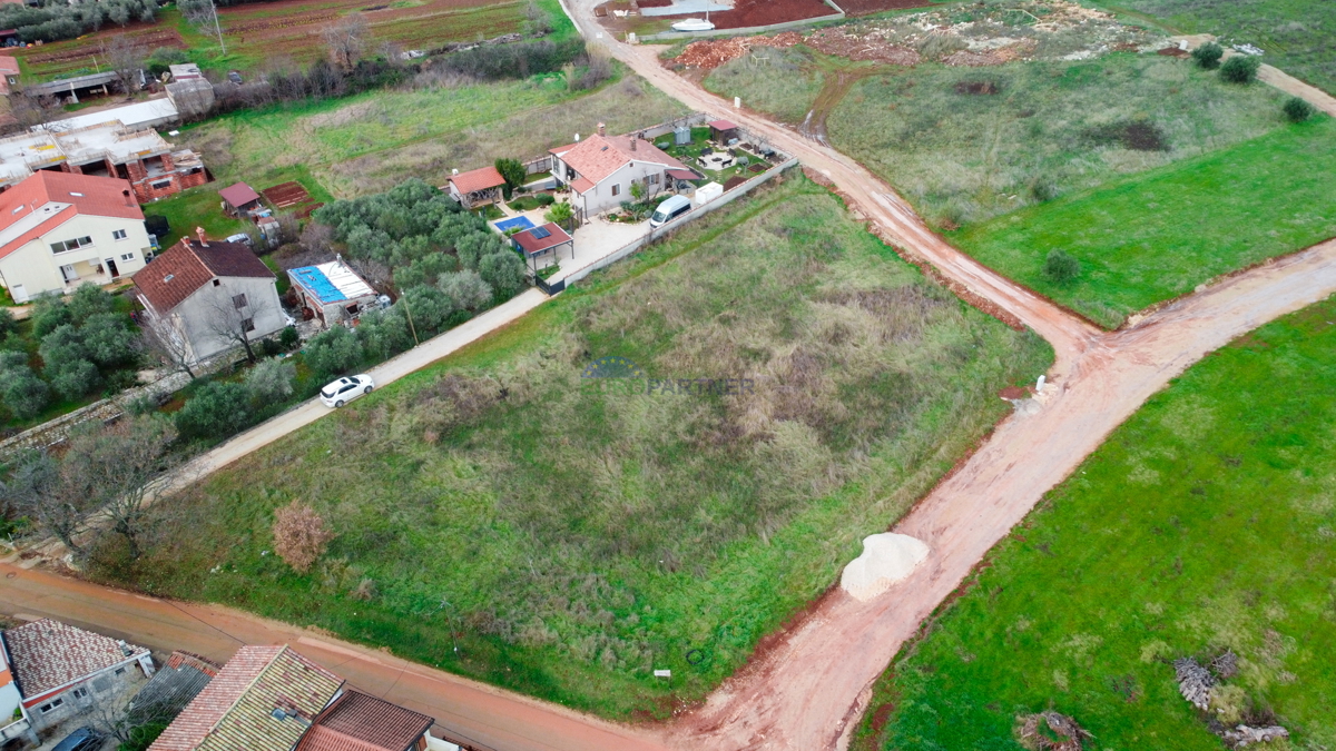 Terreno edificabile con vista mare, 8 km da Poreč.