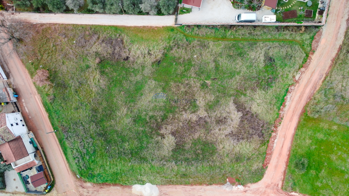 Terreno edificabile con vista mare, 8 km da Poreč.