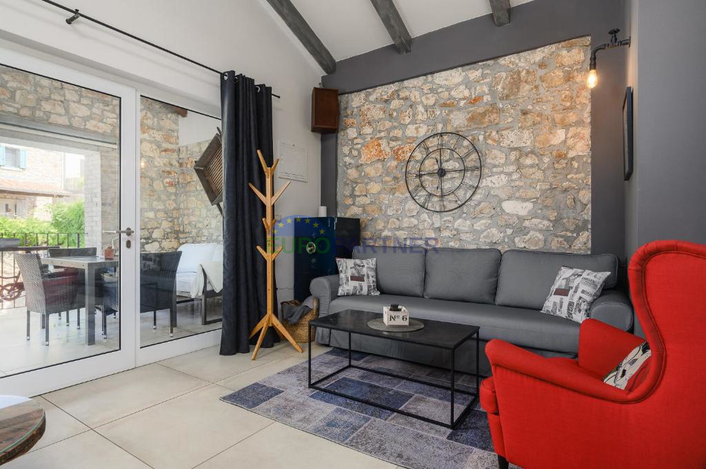 Poreč, dintorni, casa in pietra ristrutturata con piscina, a 4 km dal mare