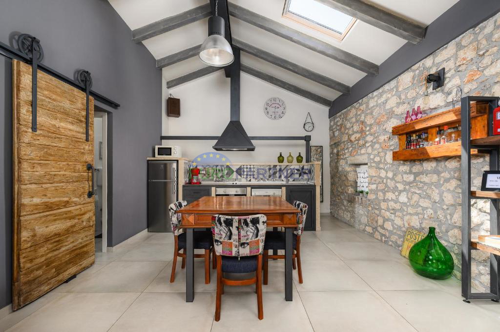 Poreč, dintorni, casa in pietra ristrutturata con piscina, a 4 km dal mare