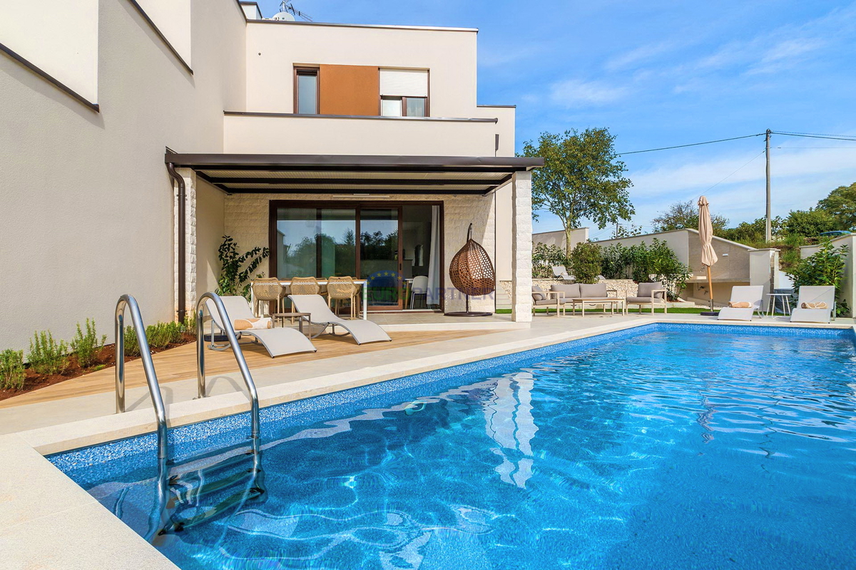 Istria, Svetvinčenat, villetta bifamiliare con piscina