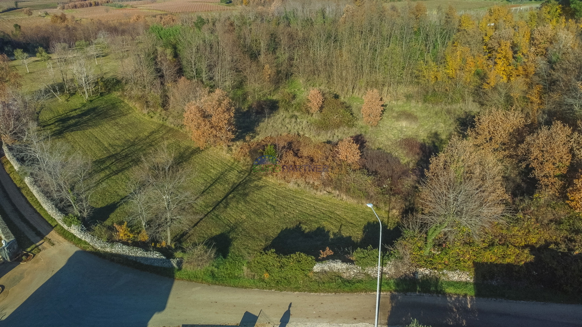 Istria, Višnjan, periferia, terreno edificabile con vista mare