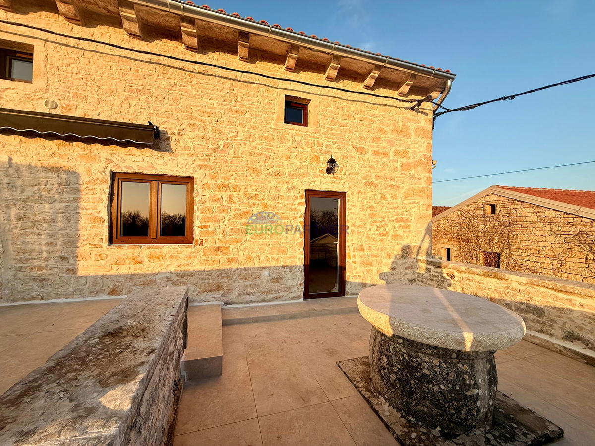 Casa in pietra ristrutturata a Tinjan