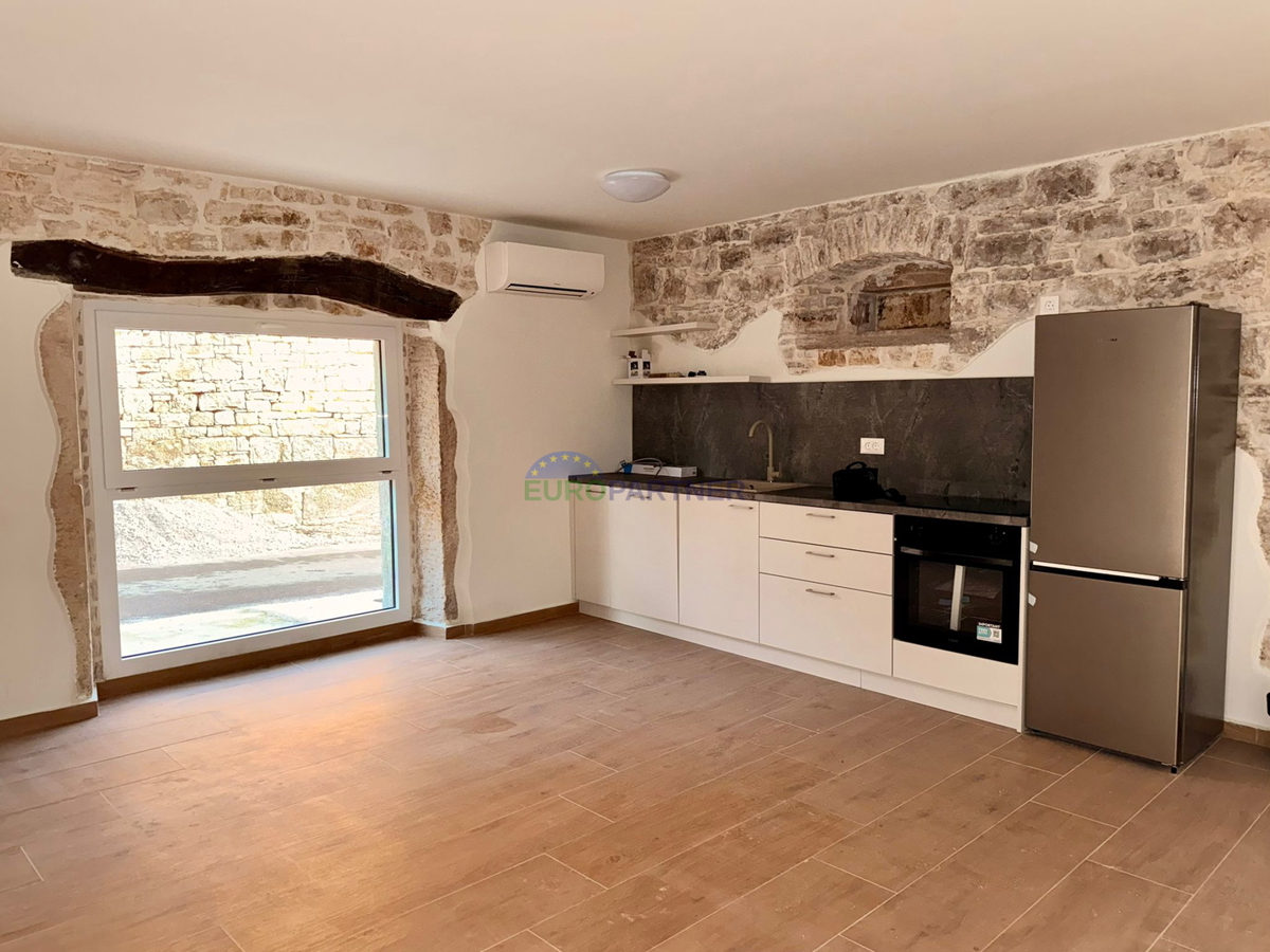 Casa in pietra ristrutturata a Tinjan