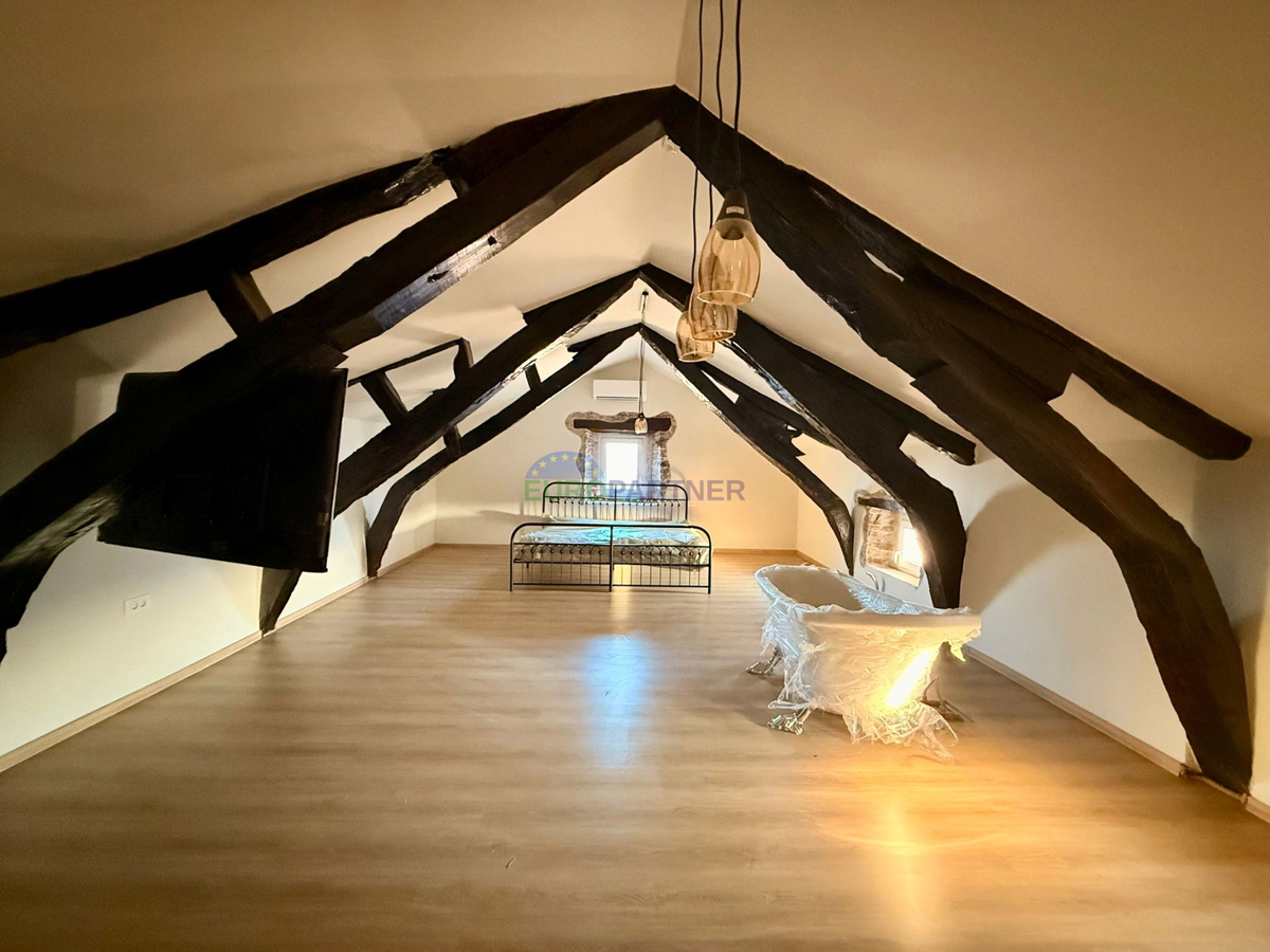 Casa in pietra ristrutturata a Tinjan