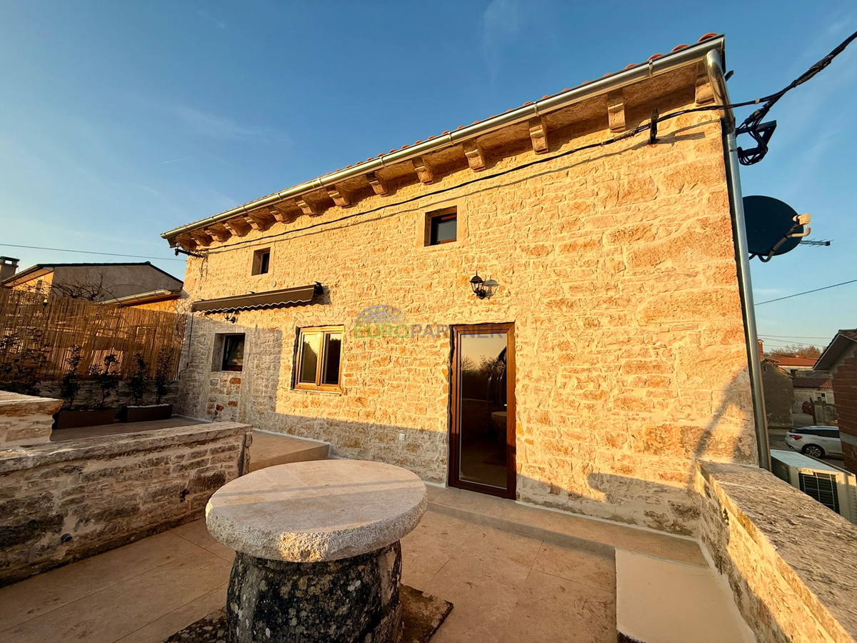 Casa in pietra ristrutturata a Tinjan