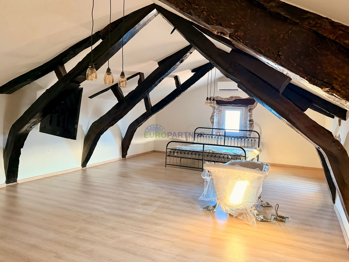 Casa in pietra ristrutturata a Tinjan