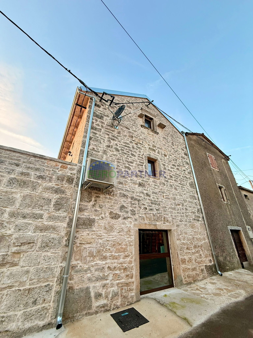 Casa in pietra ristrutturata a Tinjan