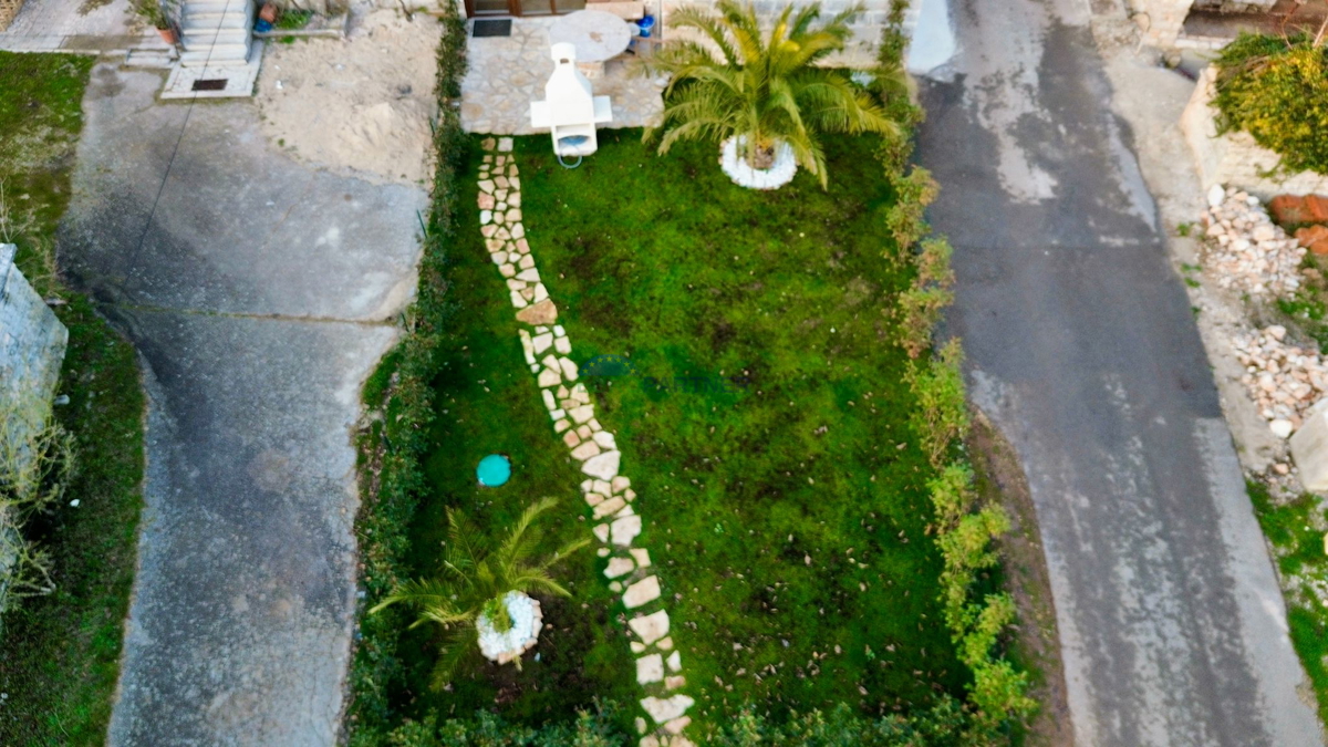 Casa in pietra ristrutturata a Tinjan