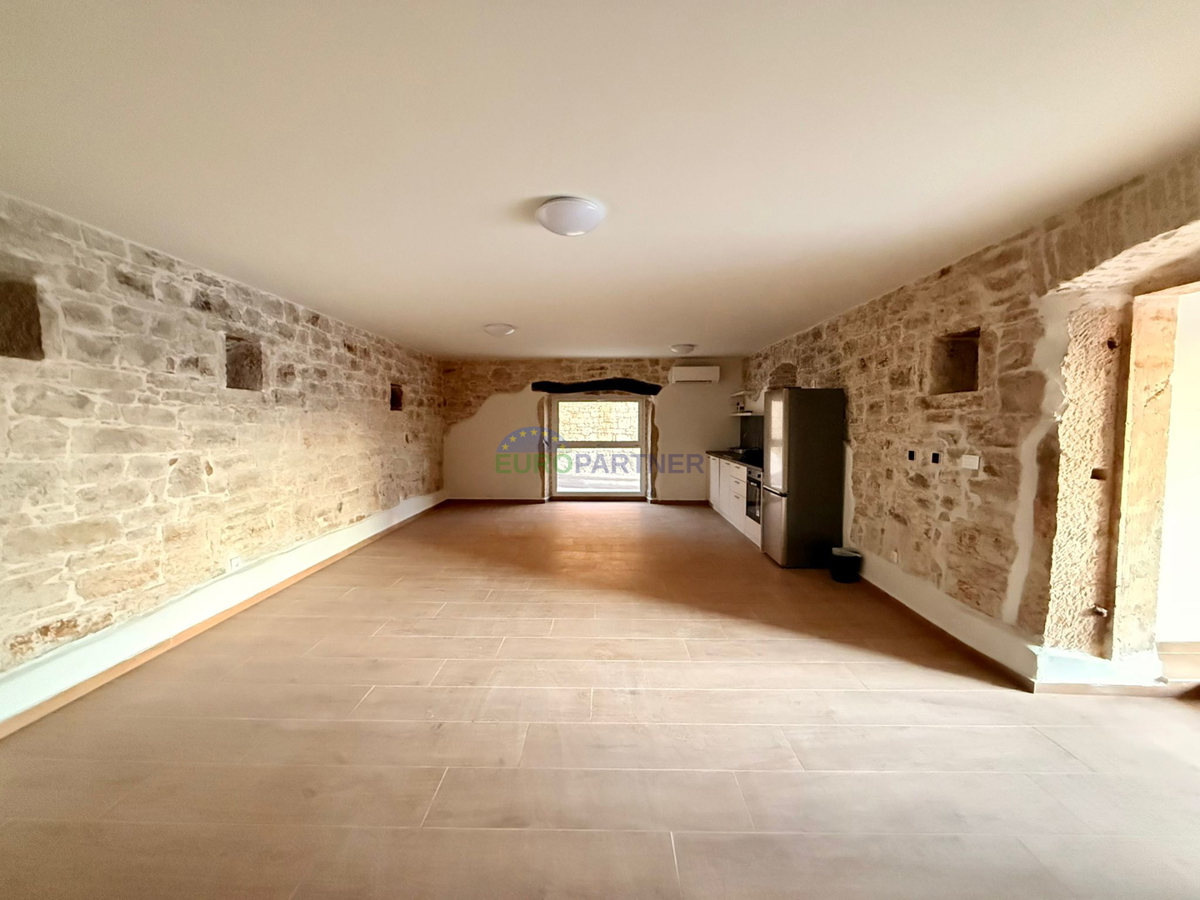 Casa in pietra ristrutturata a Tinjan