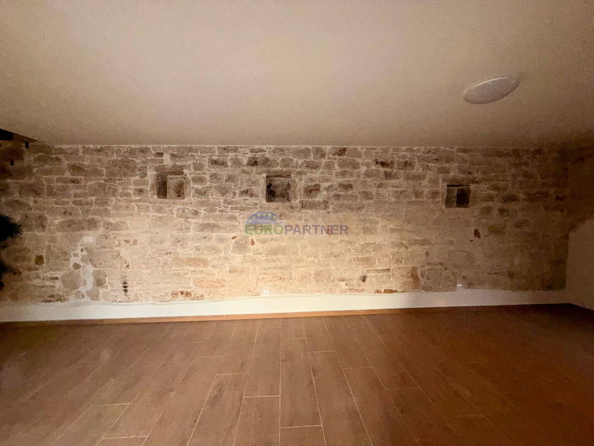 Casa in pietra ristrutturata a Tinjan