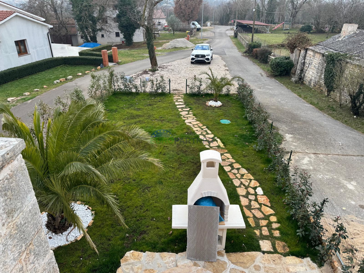 Casa in pietra ristrutturata a Tinjan