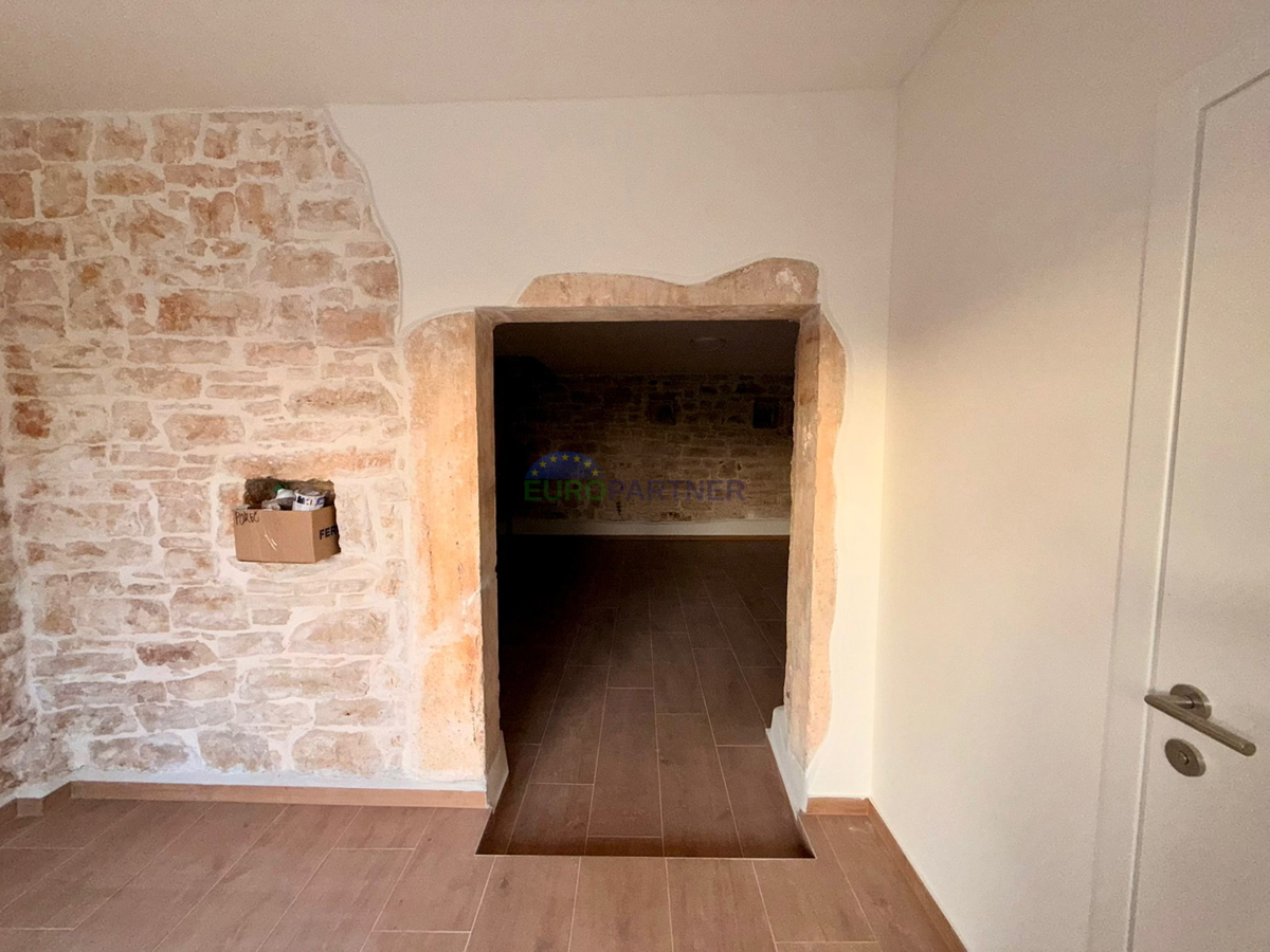 Casa in pietra ristrutturata a Tinjan