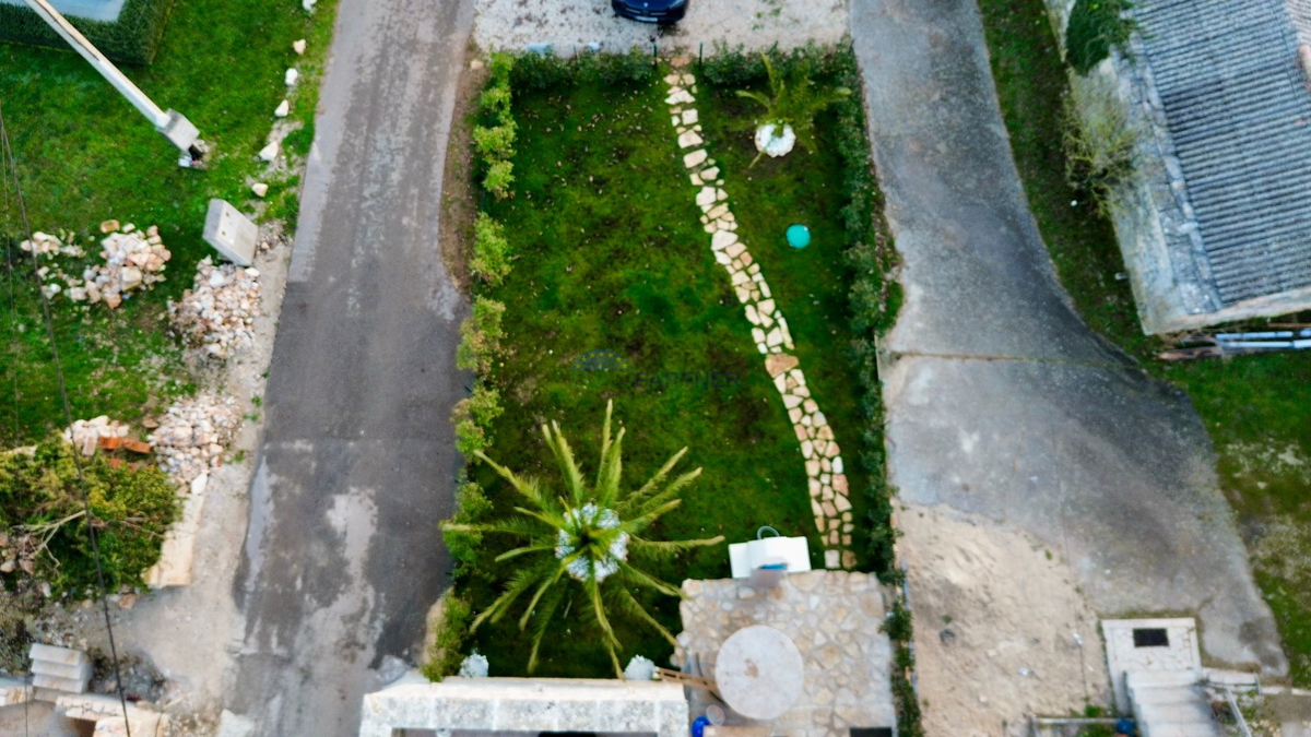 Casa in pietra ristrutturata a Tinjan