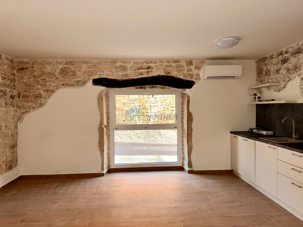 Casa in pietra ristrutturata a Tinjan