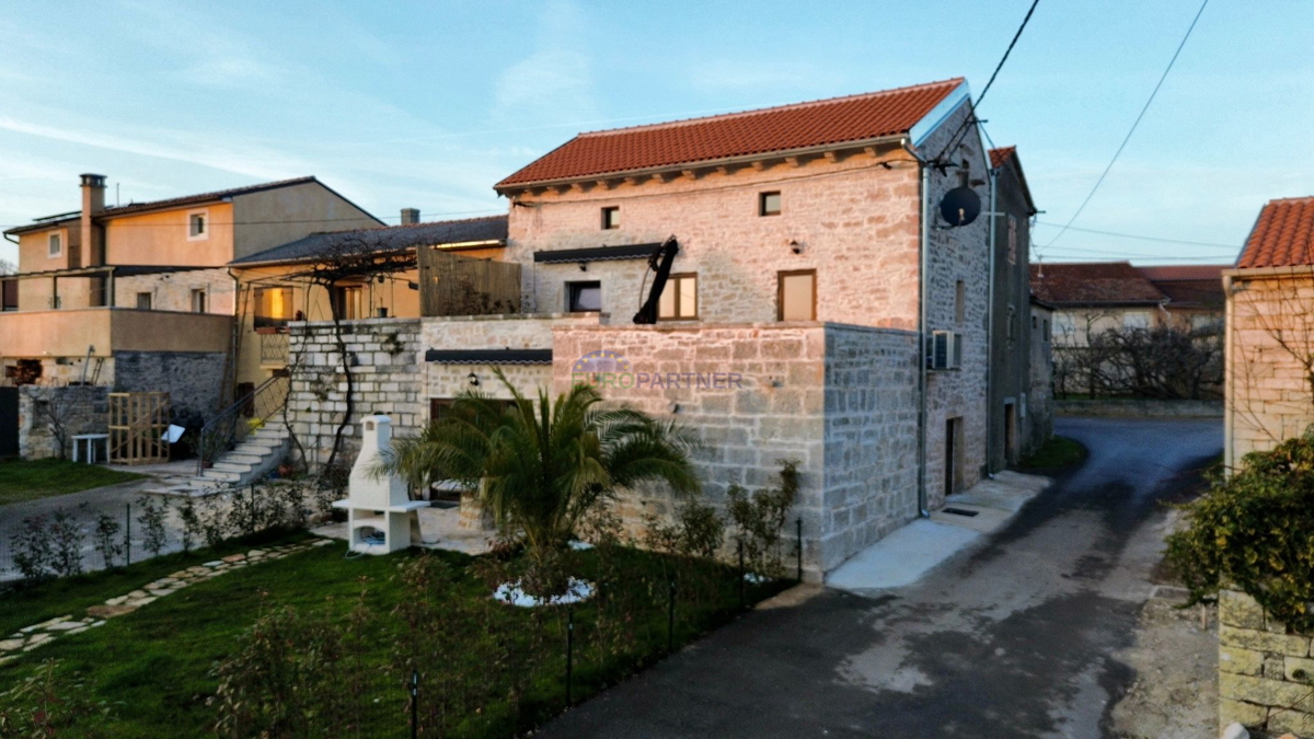 Casa in pietra ristrutturata a Tinjan