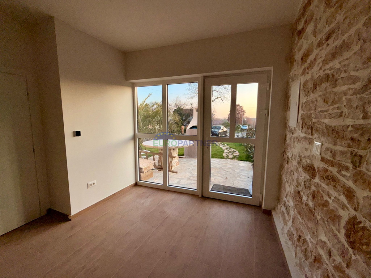 Casa in pietra ristrutturata a Tinjan