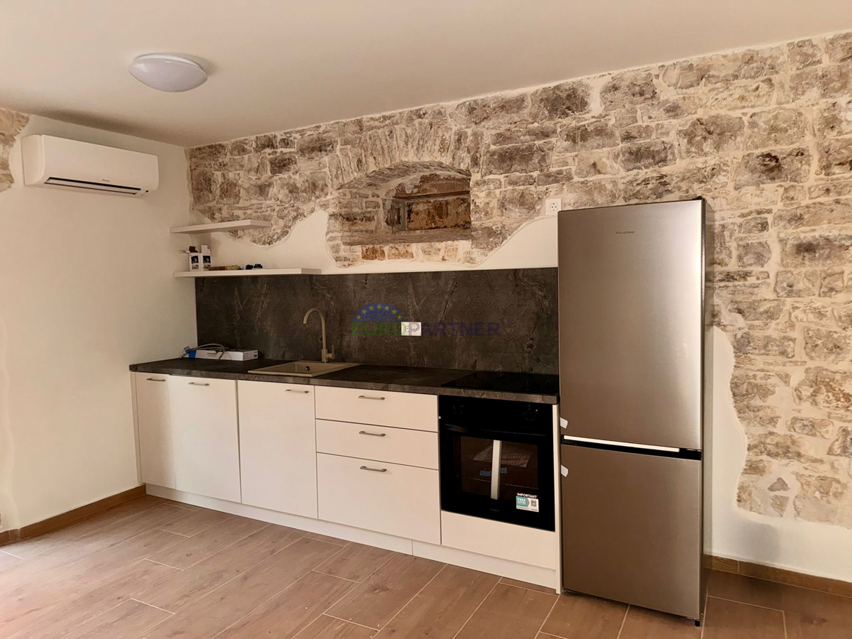 Casa in pietra ristrutturata a Tinjan