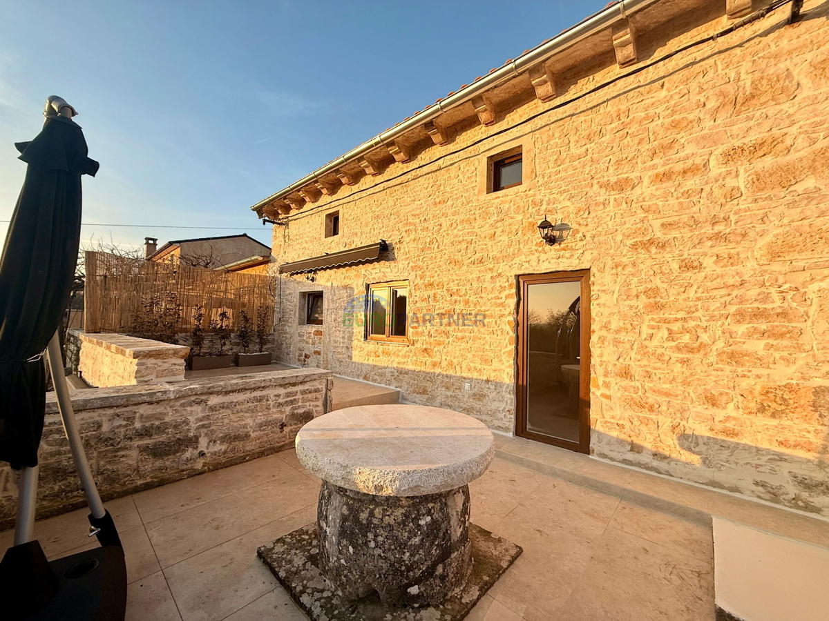 Casa in pietra ristrutturata a Tinjan