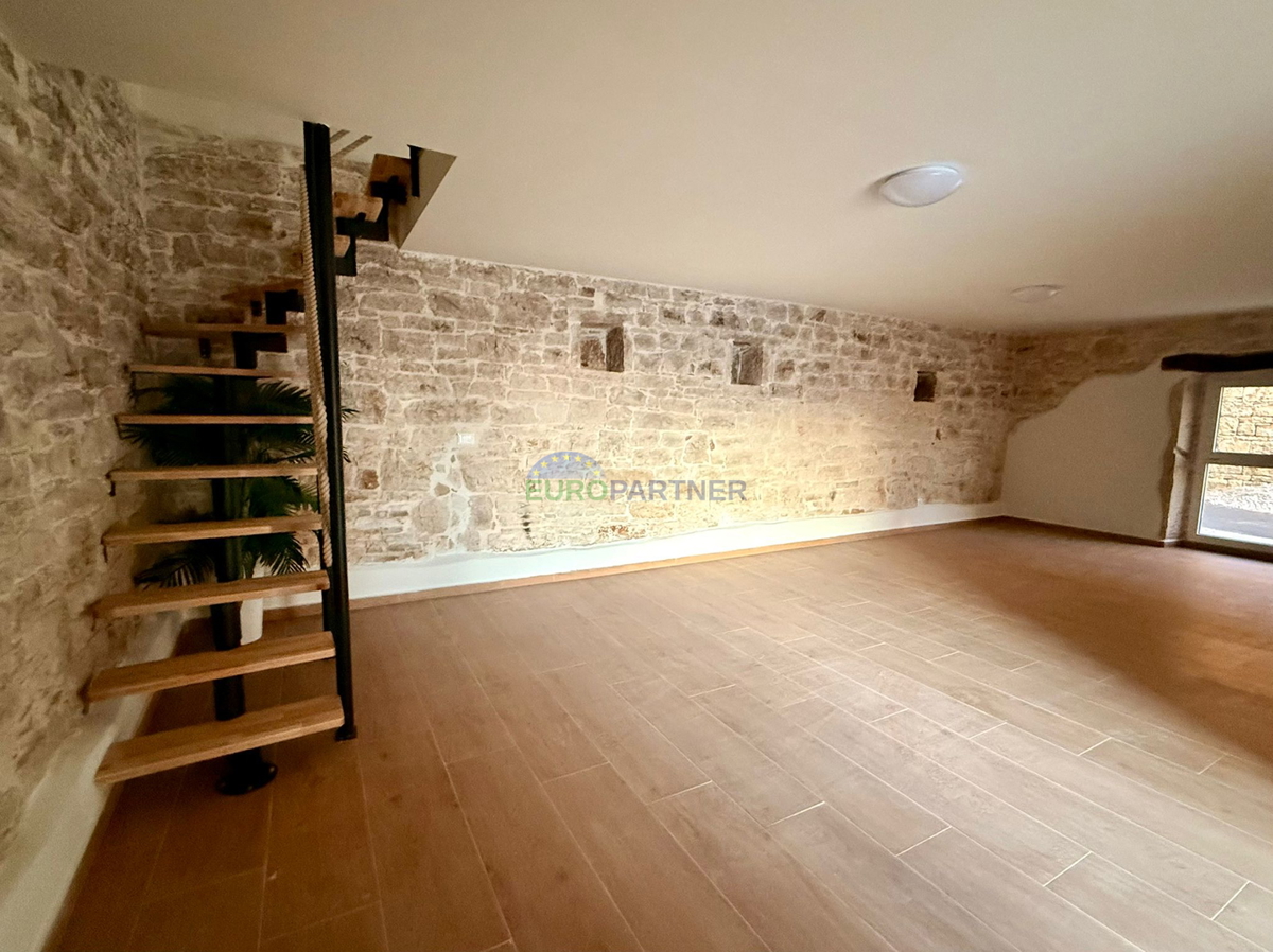 Casa in pietra ristrutturata a Tinjan